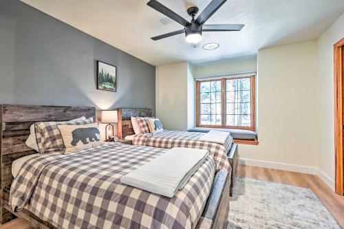 1 dormitorio con 2 camas y ventilador de techo en Spacious Flagstaff Home with Hot Tub and Grill!, en Flagstaff
