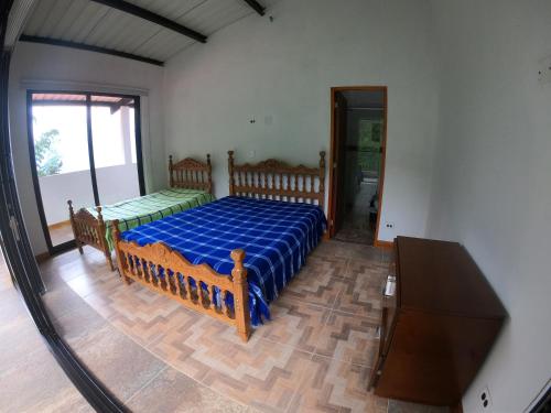 San CarlosにあるFINCA HOTEL CURIBAYの青い掛け布団が敷かれたベッドのある寝室