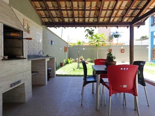 cocina con mesa y sillas en una habitación en APARTAMENTOS DO BRUNO, en Arraial d'Ajuda