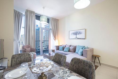 ein Wohnzimmer mit einem Sofa und einem Tisch in der Unterkunft Dubai Marina Royal Premium Serviced Apartments Marina Wharf - KIDS STAY FREE in Dubai