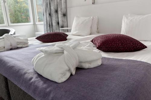 a large bed with white blankets and pillows on it at Best Western Kom Hotel Stockholm in Stockholm