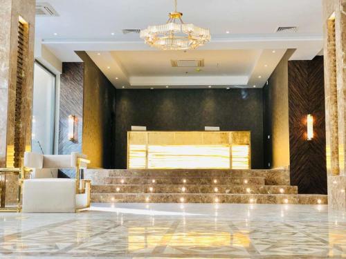 un vestíbulo de un hotel con una lámpara de araña en Best Western Premier Hotel Gulberg Lahore en Lahore