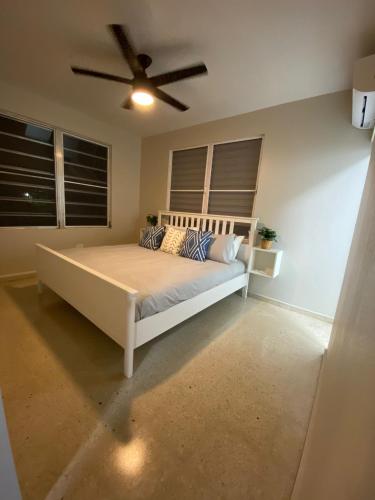 ein Schlafzimmer mit einem Bett mit Deckenventilator in der Unterkunft Casa Isabela En Cabo Rojo in Cabo Rojo