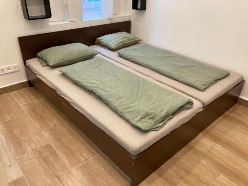 Posteľ alebo postele v izbe v ubytovaní Roland Apartment Downtown - Keleti