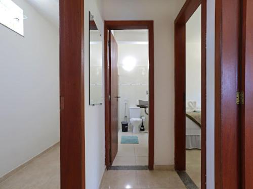 pasillo con 2 puertas abiertas a un baño en CASA do BRUNO ARRAIAL D'AJUDA, en Arraial d'Ajuda