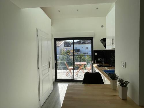 une cuisine avec une porte s'ouvrant sur un balcon. dans l'établissement Le Villarois, à Nancy