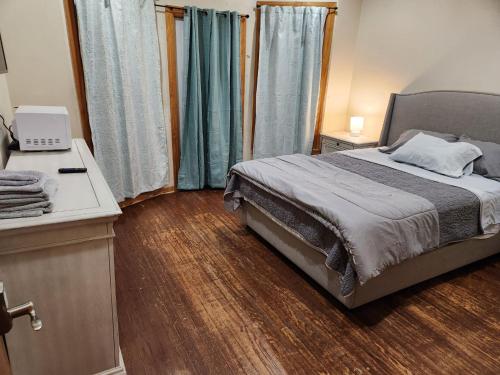 1 dormitorio con 1 cama y escritorio con fregadero en Relaxing Entire Roseland Neighborhood Apartment Unit, en Chicago