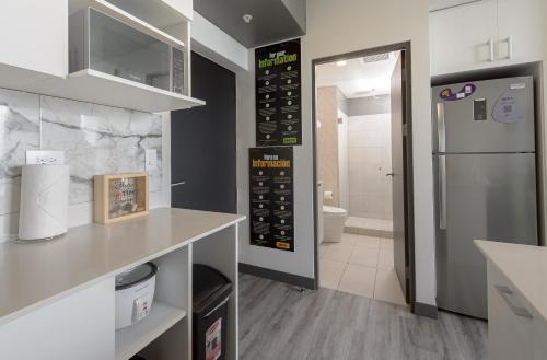 uma cozinha com um lavatório e um frigorífico em San José Apt with Fantastic Views, Parking and Air Conditioning em San José