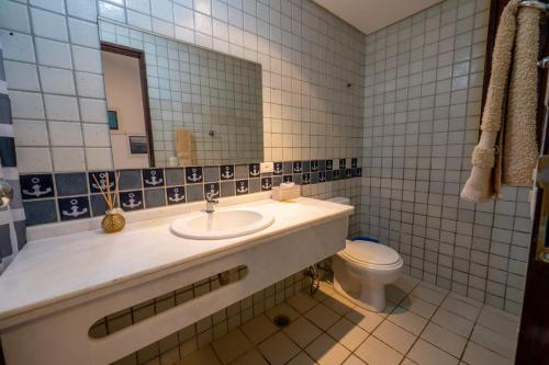 uma casa de banho com um lavatório e um WC em RESERVA DO PAIVA - A MELHOR CASA PARA TEMPORADA em Recife