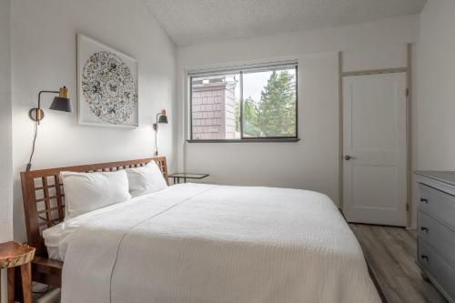 Postel nebo postele na pokoji v ubytování Summit #256 - Top Floor Summit 1 Bedrm 1 Bathrm Condo Just steps too Little Eagle Lodge Sleeps 4