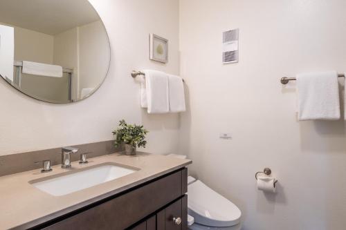 Koupelna v ubytování Summit #256 - Top Floor Summit 1 Bedrm 1 Bathrm Condo Just steps too Little Eagle Lodge Sleeps 4