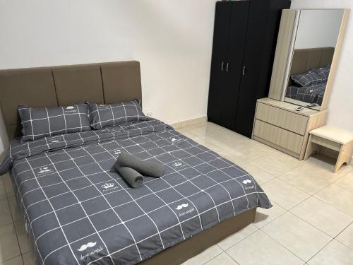 una camera da letto con un letto con una coperta blu e uno specchio di Homes in Semenyih Ecohill walk Eco majestic a Semenyih