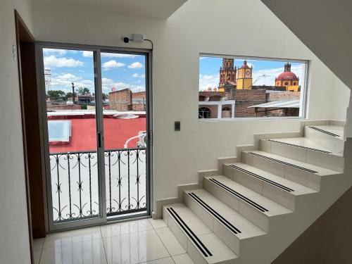 eine Treppe mit Stadtblick aus dem Fenster in der Unterkunft Mina 18 in San Juan del Río