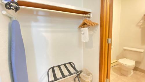 uma casa de banho com um chuveiro e uma cadeira preta e branca em Magnuson Copper Crown em Hancock