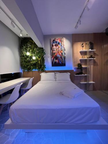 a bedroom with a large white bed and a desk at Studio Automatizado Novo Proximo Av Paulista in Sao Paulo