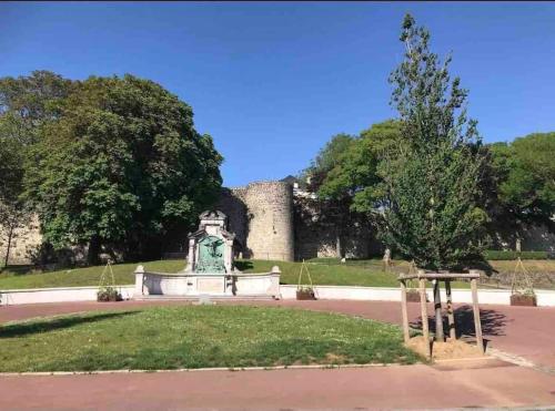 a monument in a park with a castle in the background at NEW PROCHE NAUSICAA ! « Mille et Un Rêve » in Boulogne-sur-Mer