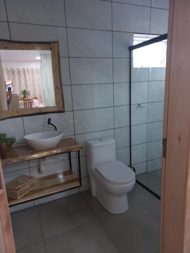 łazienka z toaletą i umywalką w obiekcie Hospedaria Mitterer w mieście Treze Tílias