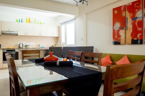a kitchen and dining room with a table and chairs at Stylish 2 Bedroom apartment in Pegia in Peyia