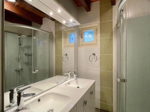 een badkamer met een wastafel, een douche en een spiegel bij Gîte Araules, 4 pièces, 6 personnes - FR-1-582-235 in Araules