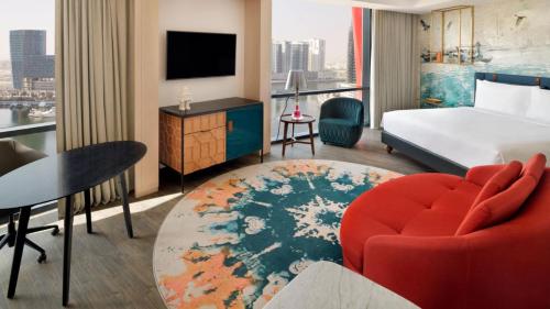 Katil atau katil-katil dalam bilik di Hotel Indigo Dubai Downtown by IHG