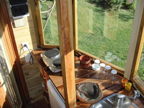 a kitchen with a table in a tiny house at La Isla Ostende in Ostende