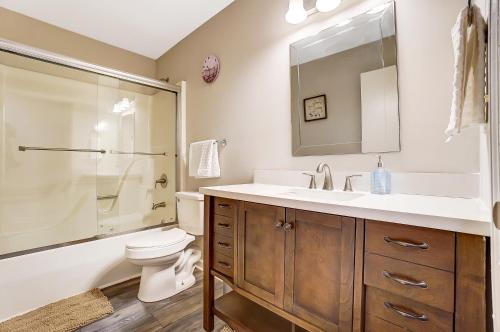 ein Bad mit einem Waschbecken, einem WC und einer Dusche in der Unterkunft Cozy, 1-Level Cottage - 5 miles to Uptown CLT in Charlotte