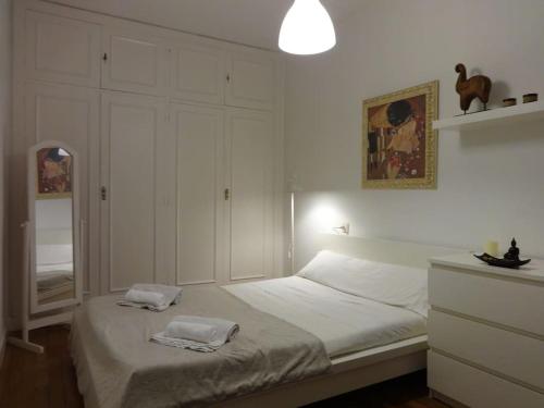 a bedroom with a bed with two towels on it at Apartamento Puente Colgante in Getxo