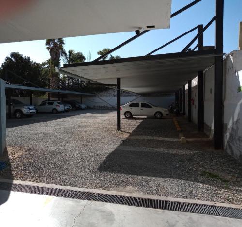 ビヤ・マリアにあるDepartamento Atenea IIの建物の隣の駐車場に駐車された車