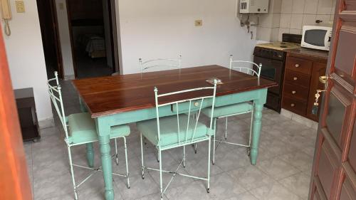 una cocina con una mesa azul y sillas. en Tucumán 751 en Salta