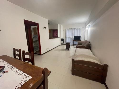 een woonkamer met een bed en een eettafel bij Edificio San Martin 2468 in Mar del Plata
