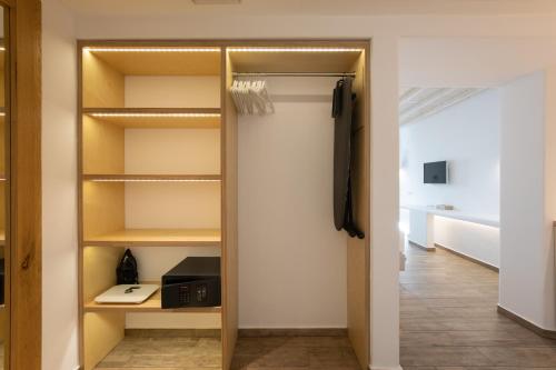 a closet with a door open to a bedroom at Fabrikas in Mýkonos City