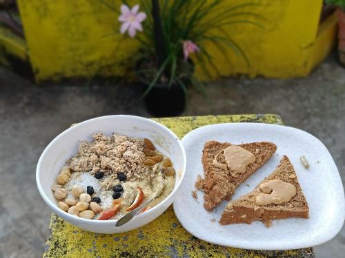 een kom eten en een kom brood en toast bij Hobbit House Hostel in Rishīkesh