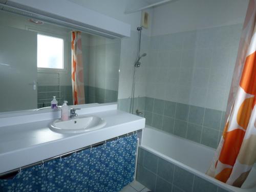 une salle de bain avec un lavabo, un miroir et une baignoire dans l'établissement Appartement Cosy à Biscarrosse - 4 Pers, Centre-Ville, Parking, Balcon, Ménage Inclus - FR-1-319-445, à Biscarrosse