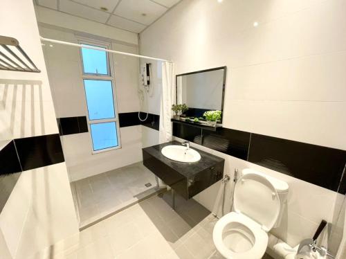 een badkamer met een toilet en een wastafel bij Family Suites at Mansion One by MAJ in George Town