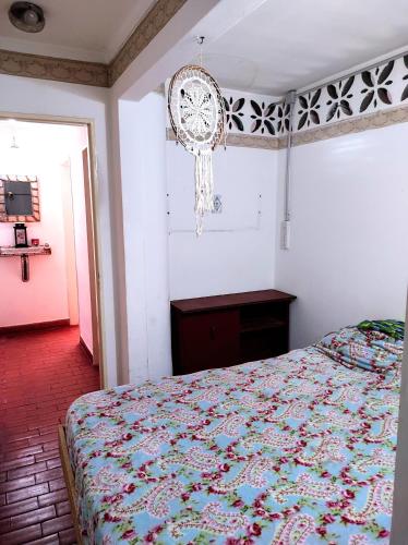 1 dormitorio con 1 cama y reloj en la pared en Monte Hermoso Dpto para 4 personas en Monte Hermoso