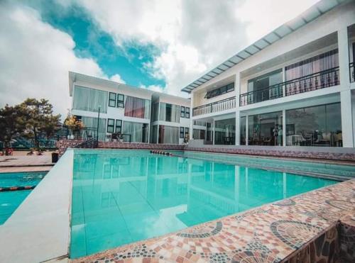 een groot zwembad voor een gebouw bij Brilliant Sky in Tagaytay