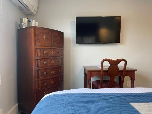 Μια τηλεόραση ή/και κέντρο ψυχαγωγίας στο Emerson Inn By The Sea