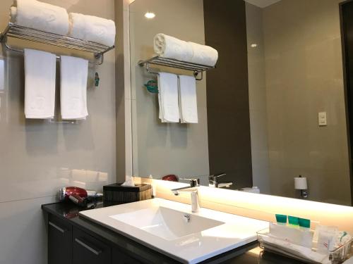 baño con lavabo y espejo grande en Jinjiang Inn - Boracay Station 1 en Boracay