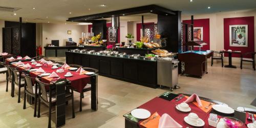 En restaurant eller et andet spisested på Al Wadi Hotel