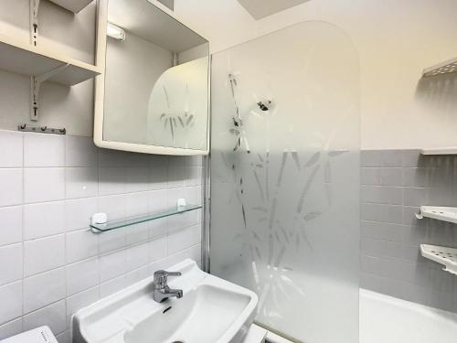 une salle de bain avec un lavabo et une douche dans l'établissement Appartement lumineux 6 pers, style montagne, balcon sud, proche commerces et pistes - FR-1-417-151, à La Toussuire