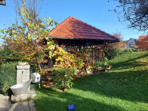 a garden with a toilet in front of a building at Anna's Home - Ferienwohnungen in Ratsch an der Weinstraße