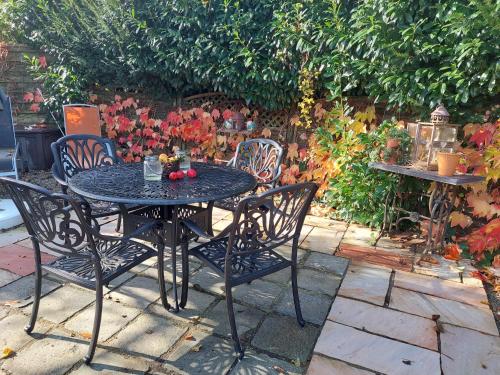 a black table and chairs with fruit on it at Anna's Home - Ferienwohnungen in Ratsch an der Weinstraße