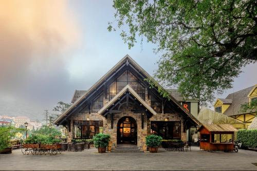 a large building with a gambrel roof at Venus Hotel Tam Đảo in Tam Ðảo