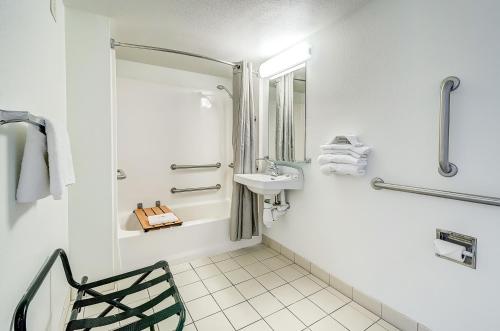 Un baño de Motel 6-Thornton, CO - Denver