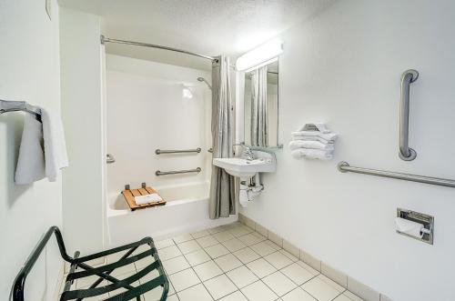 桑顿Motel 6 Thornton, CO的带水槽和淋浴的白色浴室