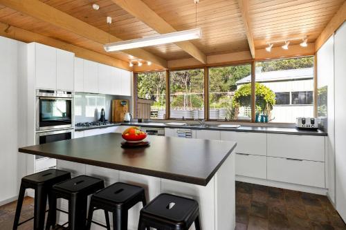 Dapur atau dapur kecil di Breamlea Beach House 3