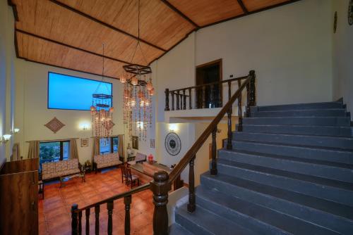TV a/nebo společenská místnost v ubytování Aranyak Resort Kanha