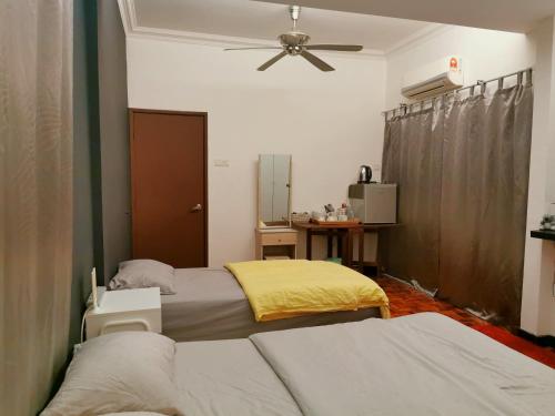 um quarto com 2 camas e uma ventoinha de tecto em D2Pie Homestay em Subang Jaya