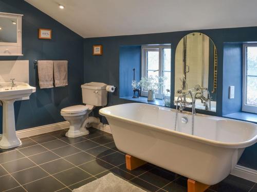 een badkamer met een bad, een toilet en een wastafel bij The Old Antique Shop in Malton