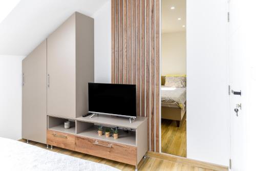 TV a/nebo společenská místnost v ubytování Harmonija Lux
